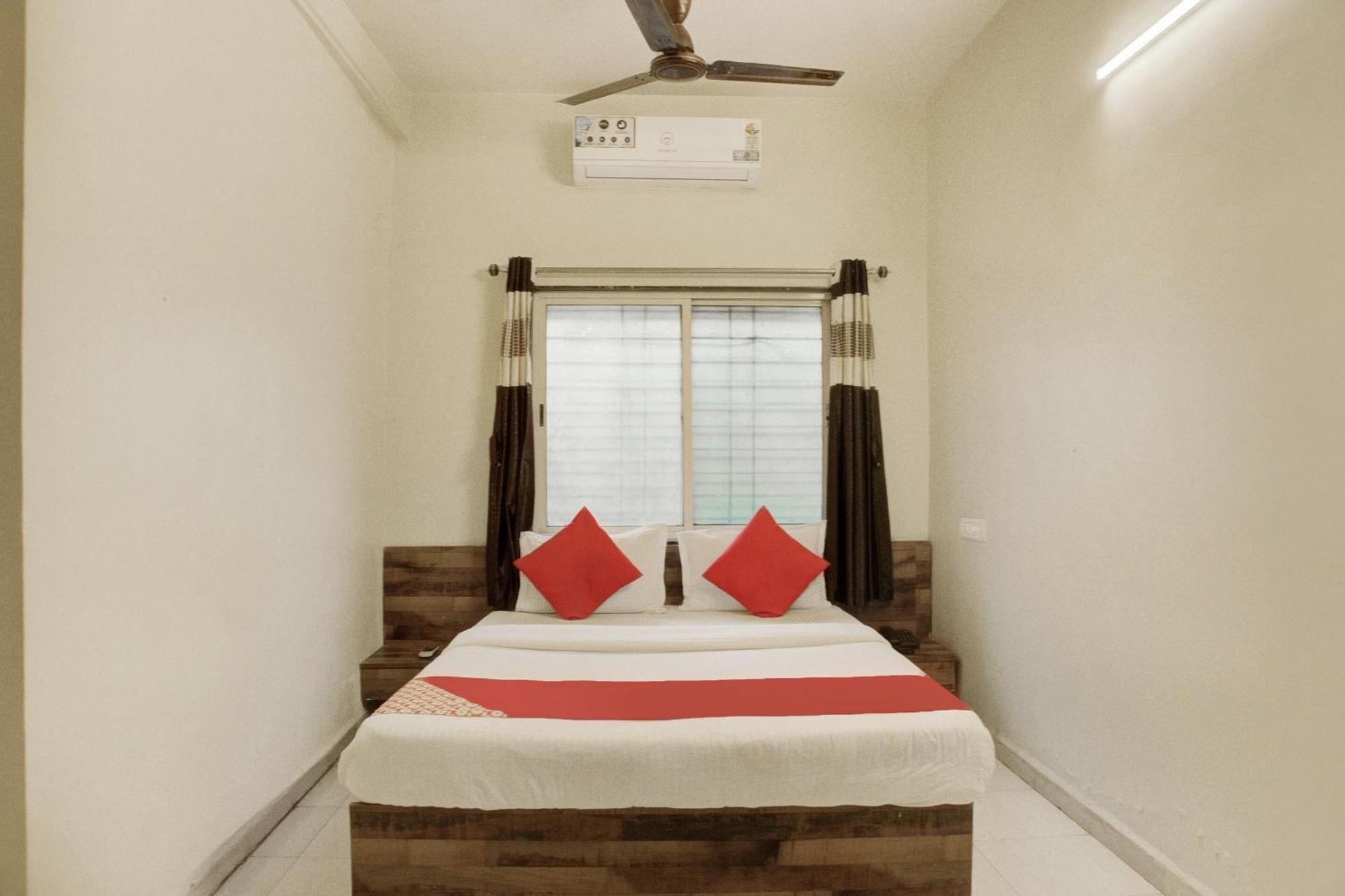 Oyo Aditya Service Apartment Méribel Village Exterior foto